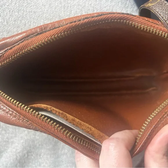 Louis Vuitton vintage Marly crossbody camera bag. - Picture 5 of 7